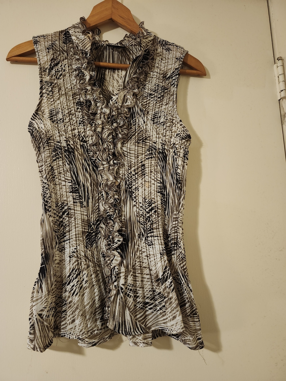 East 5th Sleeveless Ruffle-Front Blouse - Black & Cream